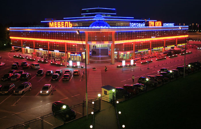 Ночь распродаж в торговом комплексе "Три Кита" в Москве