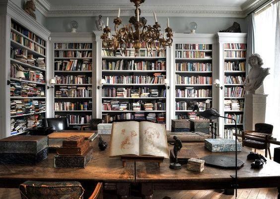 Книжные полки в классическом интерьере