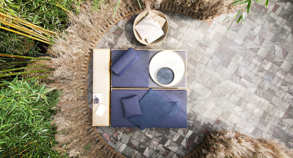 Садовый шезлонг и деревянная скамейка Toku, фабрика Paola Lenti