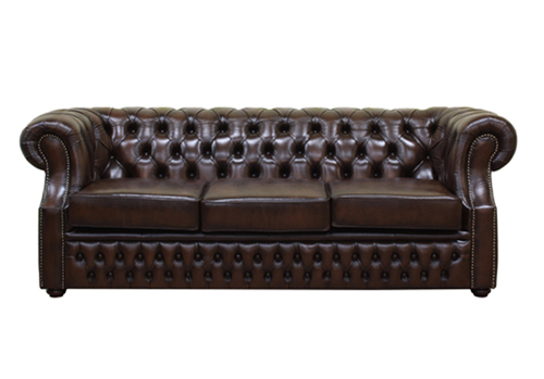 Диван 3х-местный, Йорк Chesterfield Каретная стяжка — это классика английского стиля. Кто бы мог подумать, что она родилась из технологии обработки лошадиных седел. Прочно прижившись в мебельном производстве, она стала почти визитной карточкой английских диванов и кресел. Роскошные, по–иному не скажешь, диваны из натуральной состаренной кожи черного, бордового, зеленого цвета приводят в восхищение. (Йорк Chesterfield)