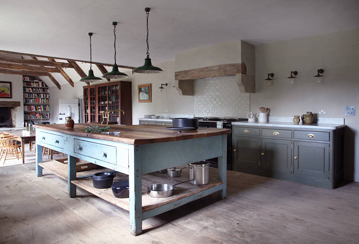 Кухня в одном из проектов английской студии Berdoulat, которая специализируется на восстановлении старинных домов