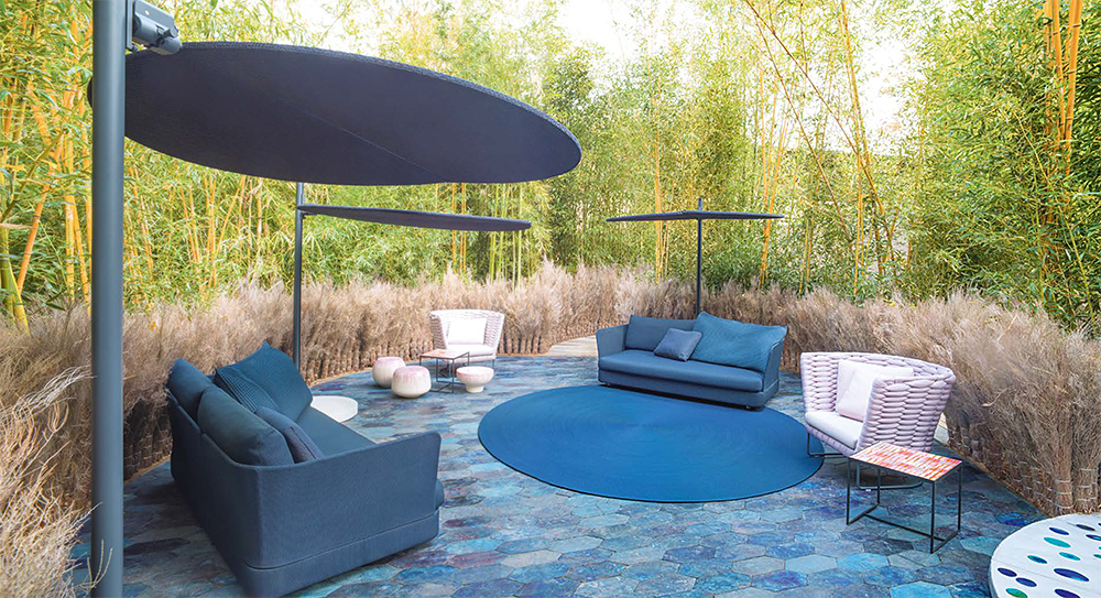Мебель Paola Lenti – зонтики Ombra, диванчики Cove, кресла Ami, столики Segni, ковер Zoe, керамические столики Calatini