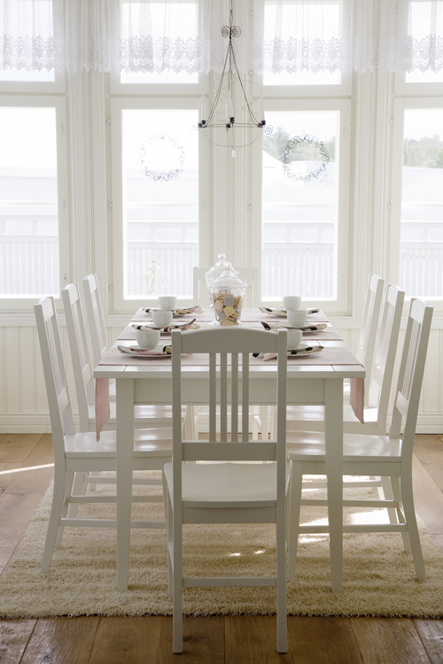 Стол обеденный Villinki представлен в белом цвете, выполнен из экологически чистой северной березы.