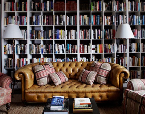 Library Room, Интерьер домашней библиотеки с встроенными книжными стеллажами белого света, кожаный диван в классическом цвете 