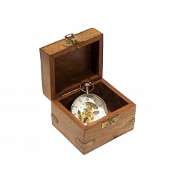 Часы в деревянной коробке